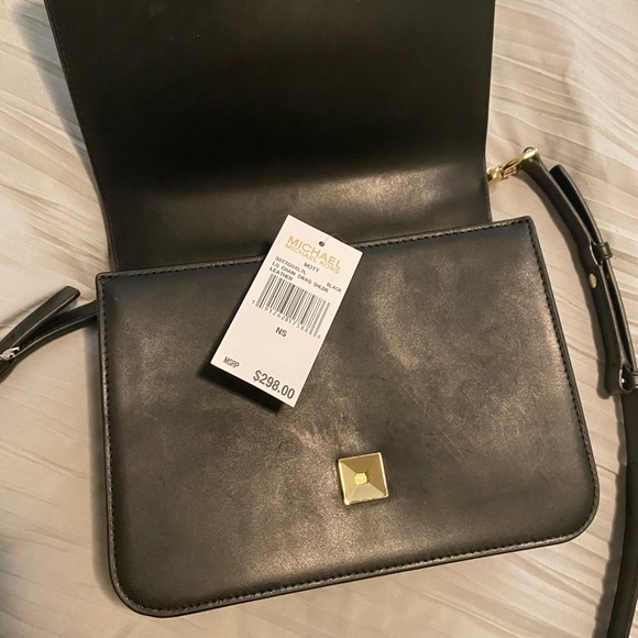 Micheal Kors purse. - Picture 3 of 7